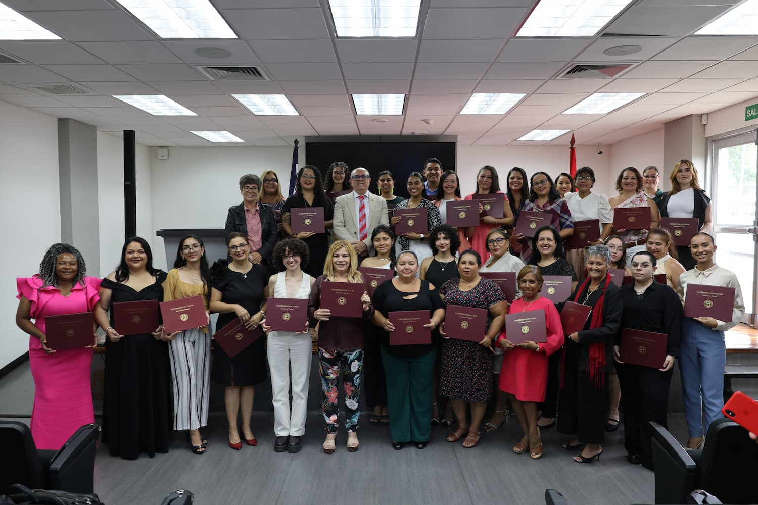 Nuevas competencias y mayor sensibilidad social: los 54 graduados de los técnicos UNA  
