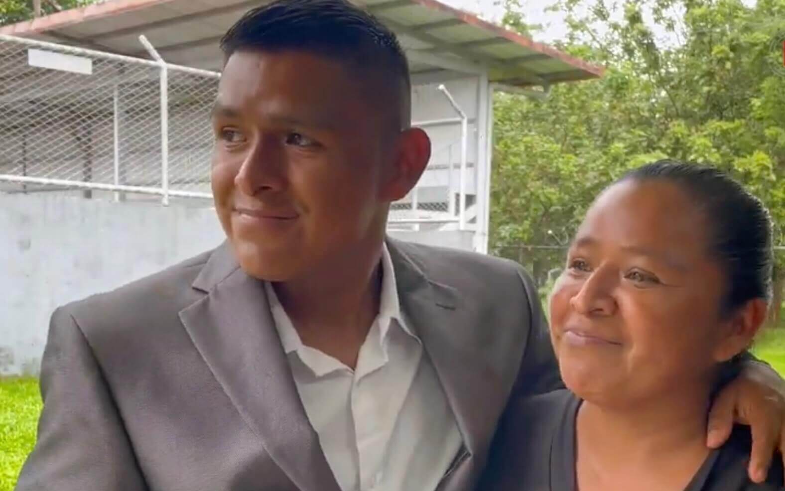 Joven indígena rompe barreras y triunfa en banca estatal