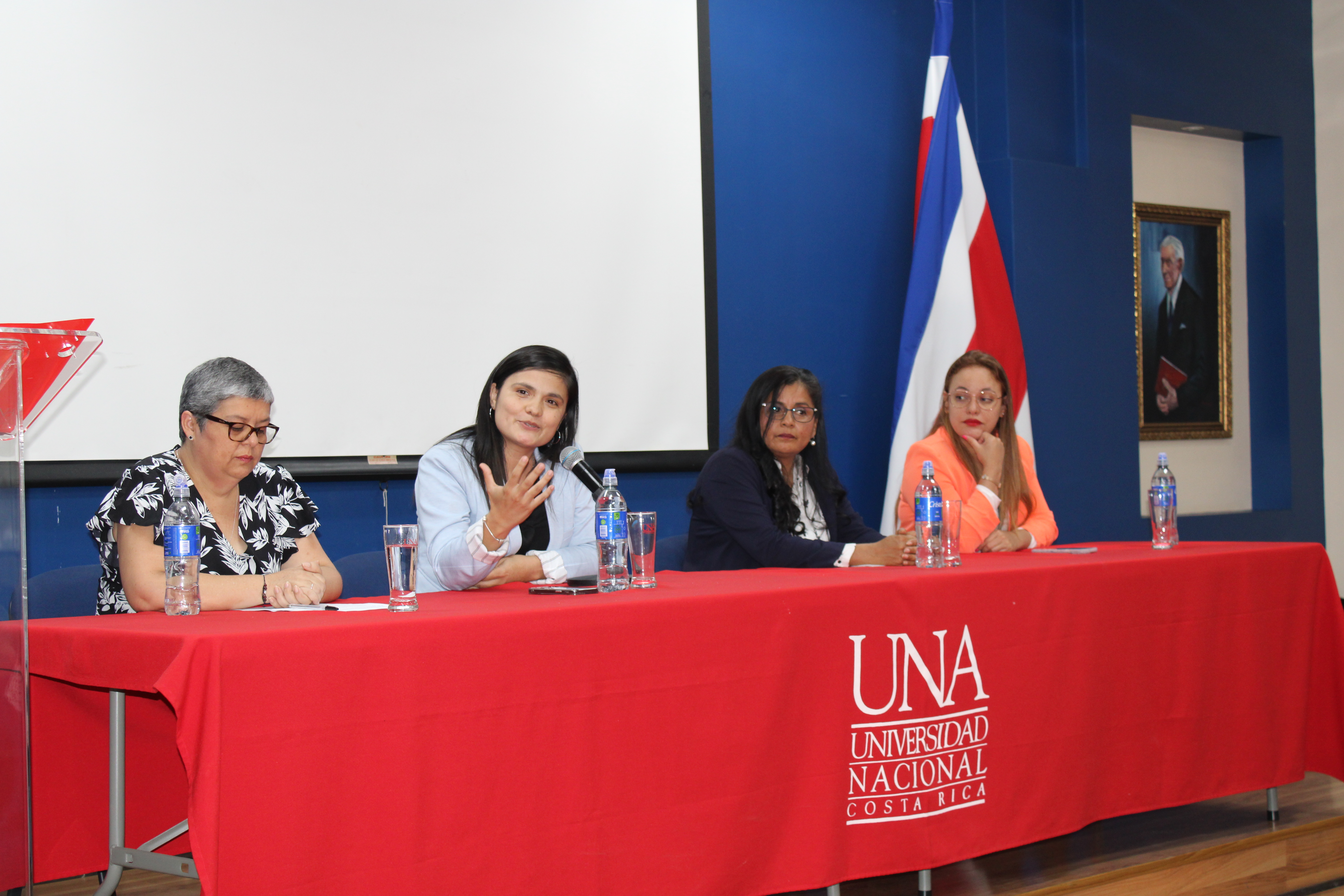 Isabel Badilla, académica del CIDE; Victoria Alpízar, docente de inglés en Pan American School;  Ana Campos, asesora nacional de Inglés I y II Ciclos del MEP, y Estibaliz Pérez,  secretaría general del Consejo Superior de Educación, participaron en la mesa redonda “Desafíos del Aprendizaje del Inglés en Costa Rica”, realizada recientemente en el auditorio Marco Tulio Salazar del CIDE.