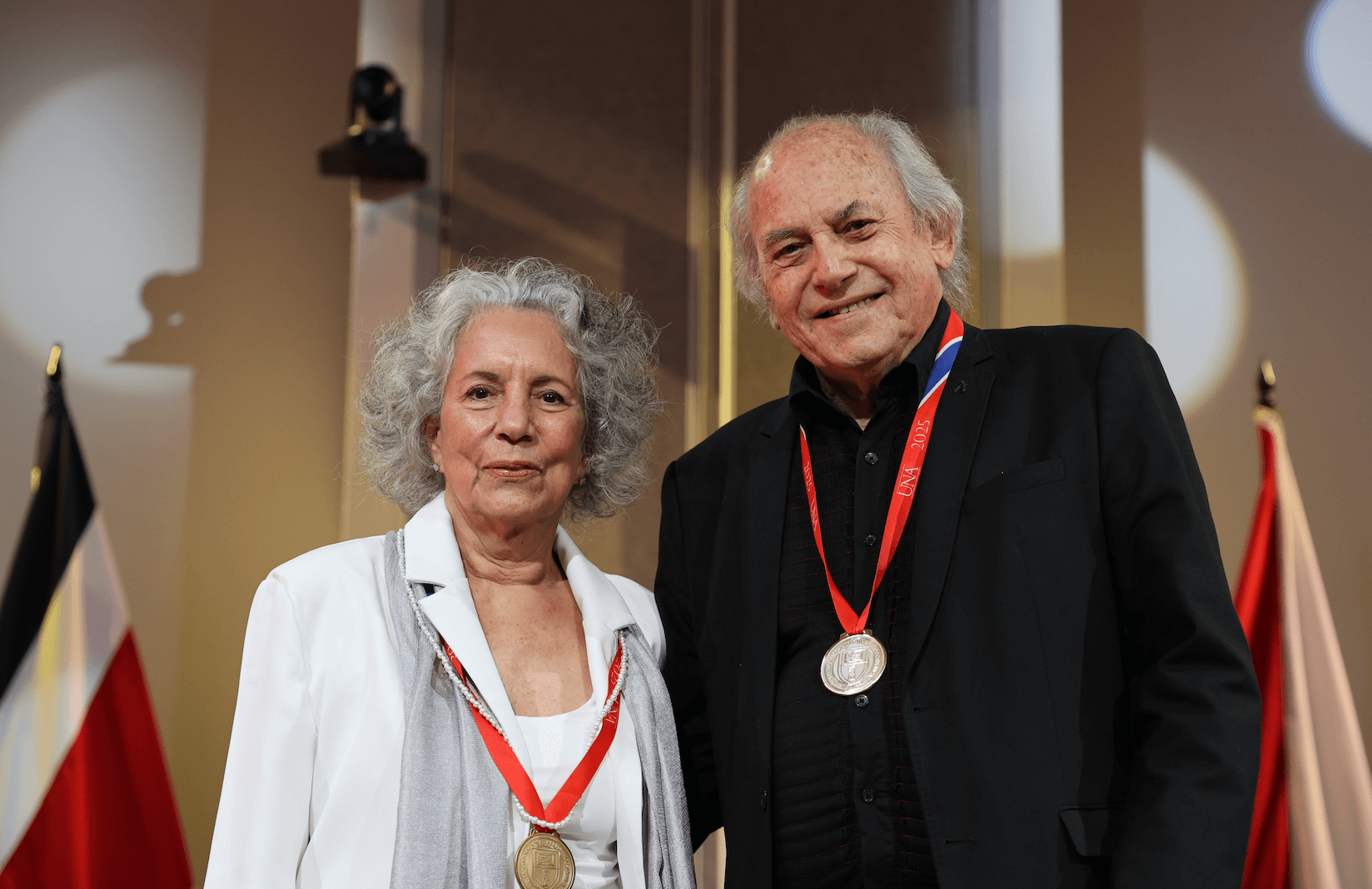 UNA reconoce a dos pilares del arte y la cultura nacional