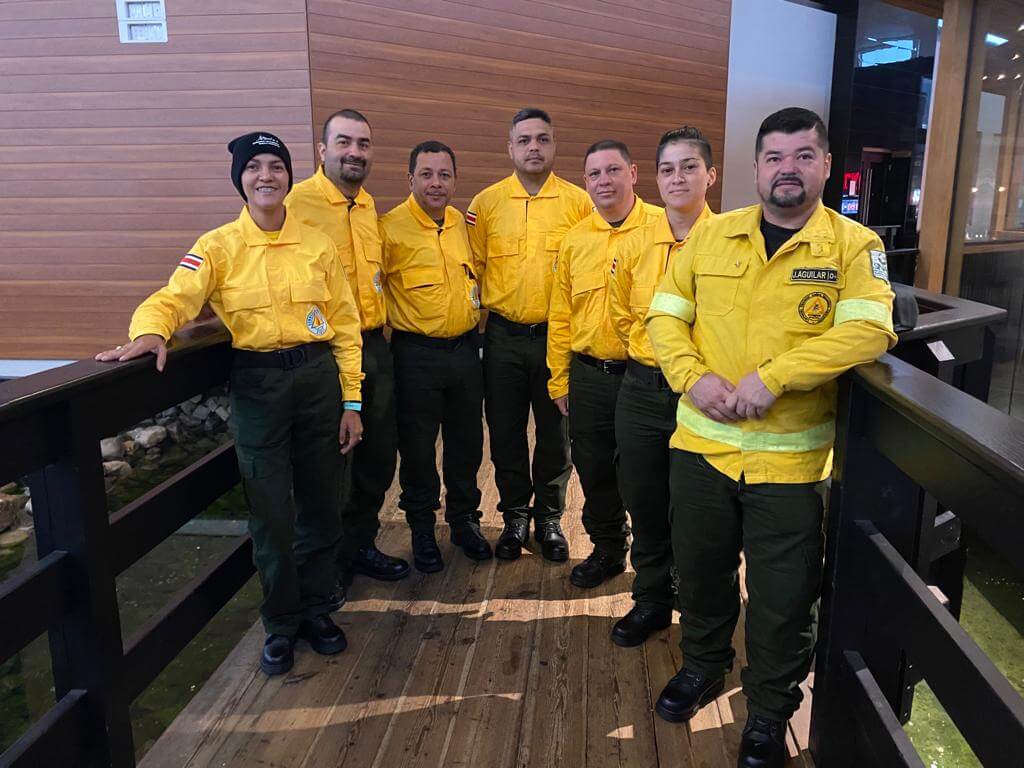 Guardaparques graduados en la UNA se suman a la atención de incendios en Canadá 