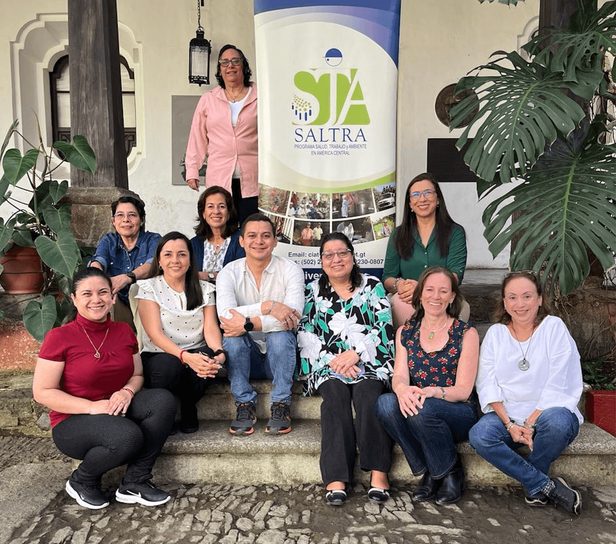 Coordinadores y colaboradores Saltra en encuentro Antigua Guatemala