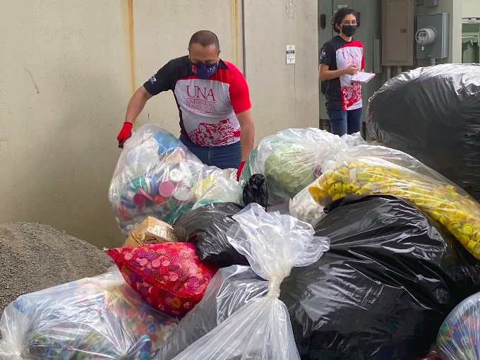  UNA exitosa entrega de tapitas plásticas 