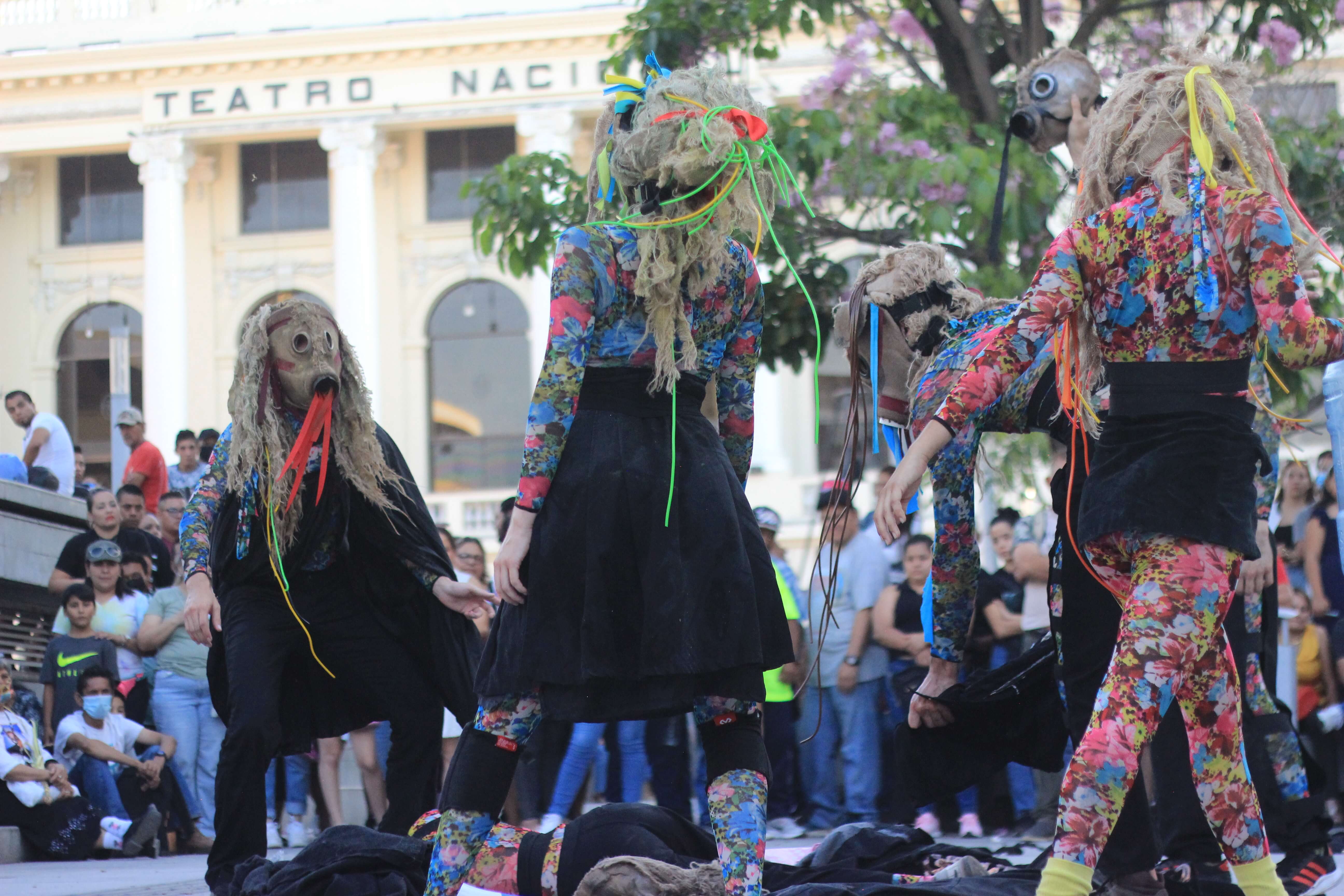 Teatro UNA presente en El Salvador