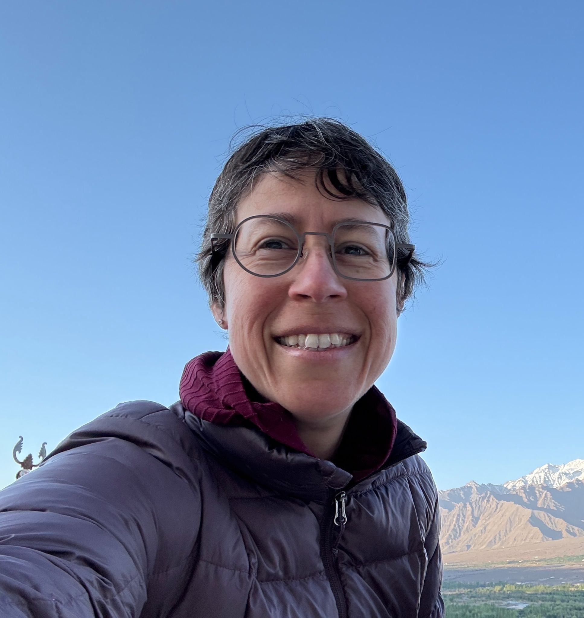 Especialista de Emerson College llega a la UNA para explorar el poder de la escritura y el arte en el aprendizaje