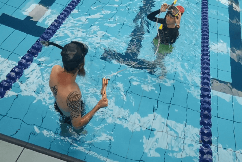Estudiantes de biología marina hacen sus prácticas en piscina de la UNA