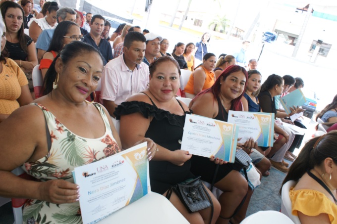 Mujeres de zonas costeras listas para emprender negocios sostenibles