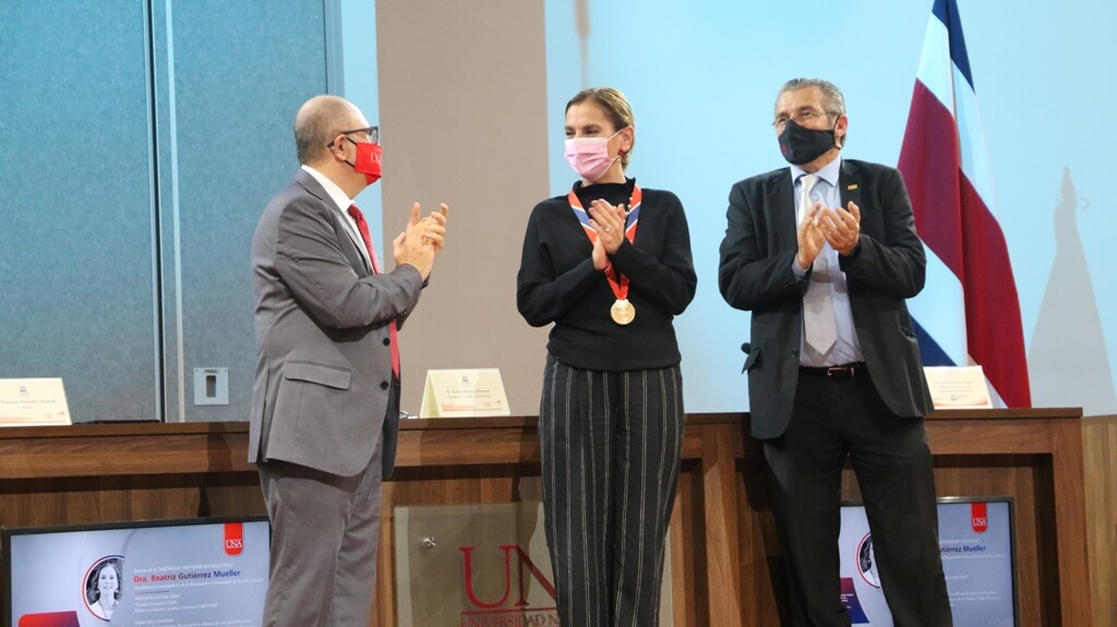 Destacada académica mexicana recibió Medalla Universidad Nacional 