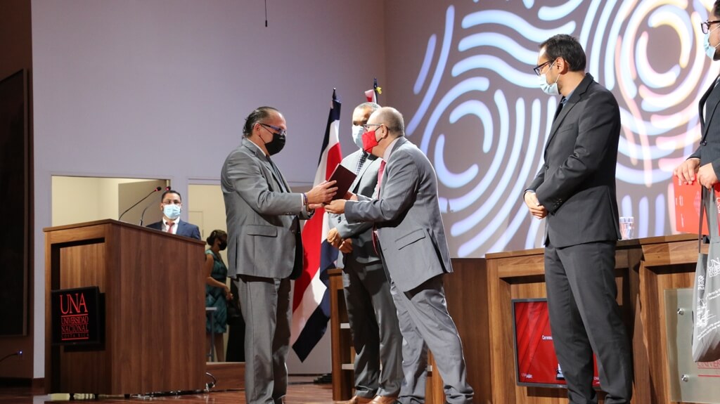 UNA Palabra premia aportes a la educación y la cultura