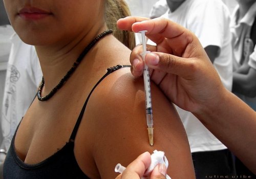 UNA acatará decreto sobre vacunación obligatoria en sector público 