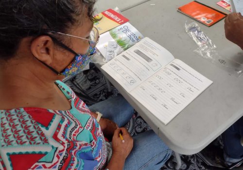 Alfabetización con sello UNA llega a comunidad indígena en Alto Chirripó